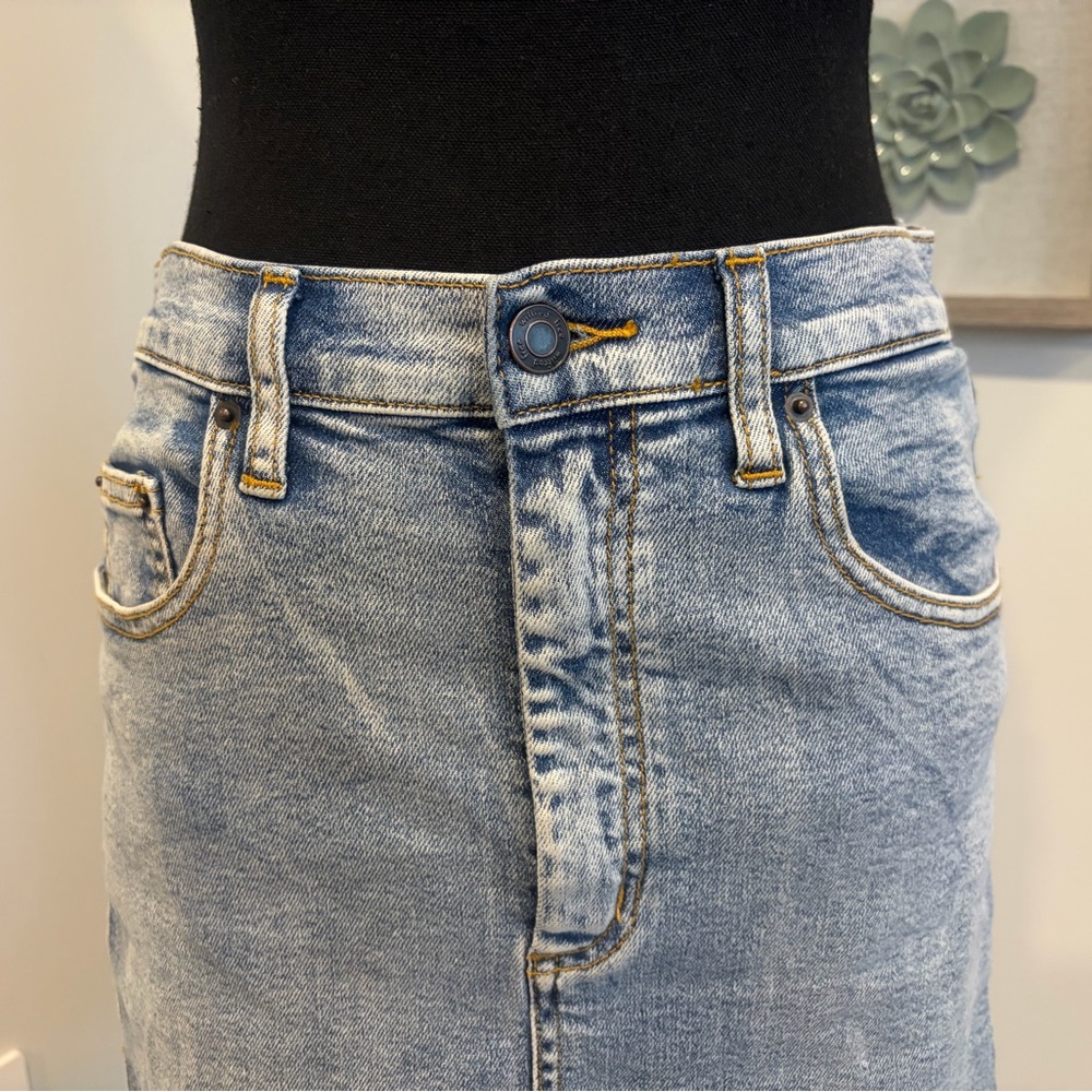 Aritzia Wilfred Free Vintage Light Blue ‘Tanit’ Raw Hem Denim Mini Skirt - Picture 7 of 12